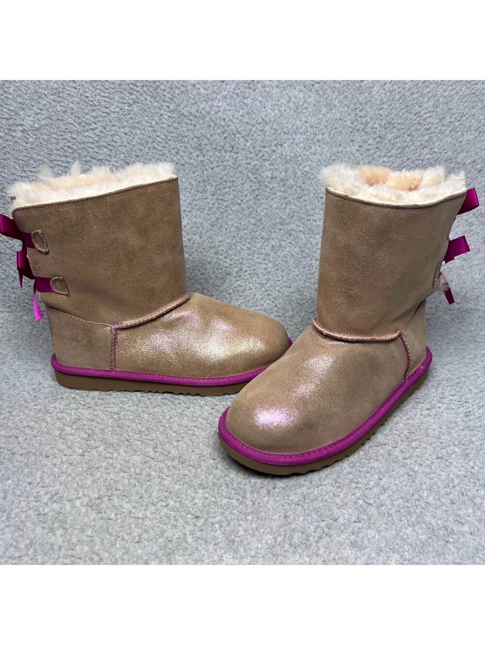 UGG Bailey Bow II Shimmer Boots Girls 5/ 7 Wmn Chestnut Fuchsia Pink Bows Suede